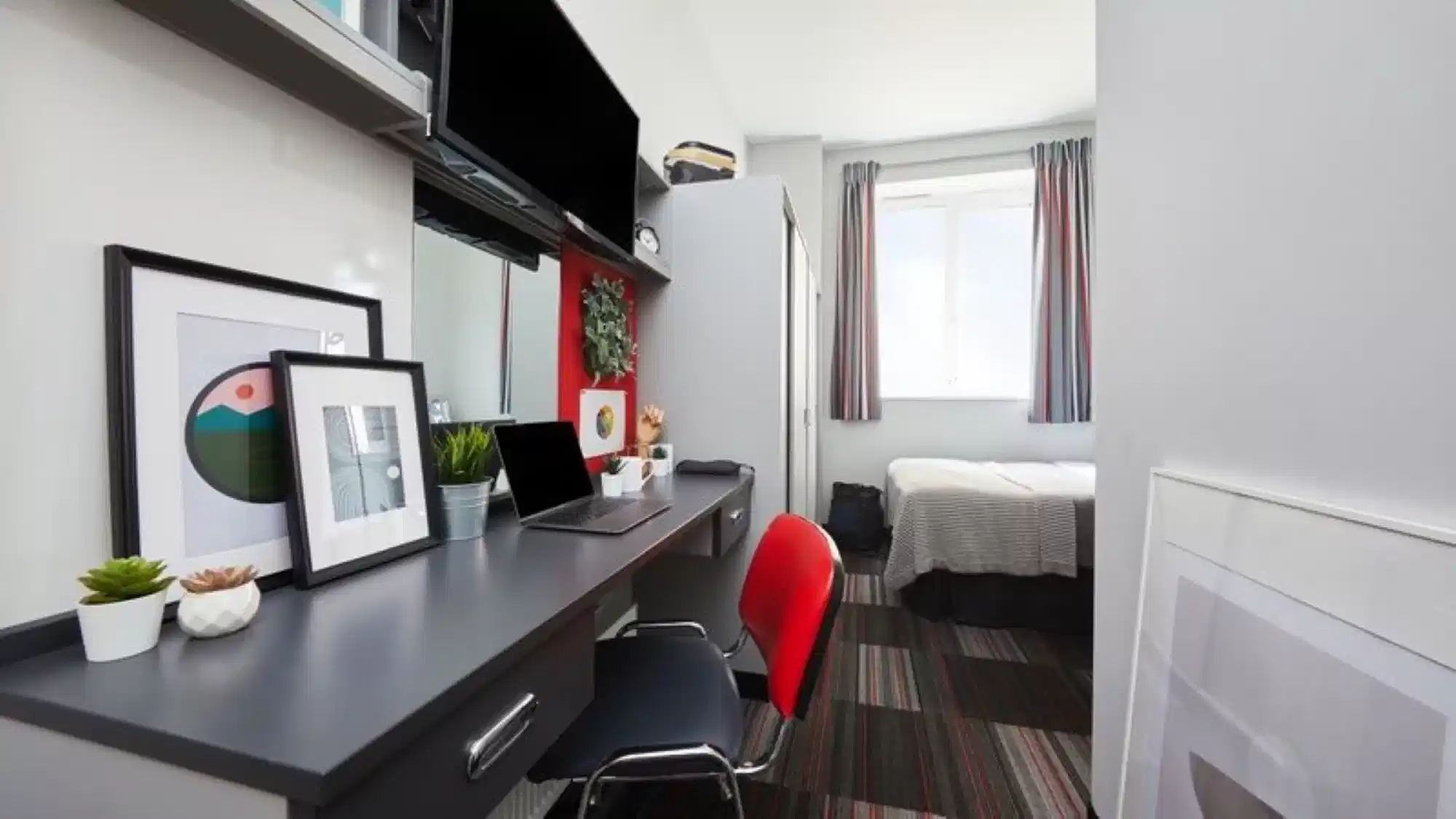 Common Area?w=400&h=260&fit=crop&q=40&auto=format&trim=auto