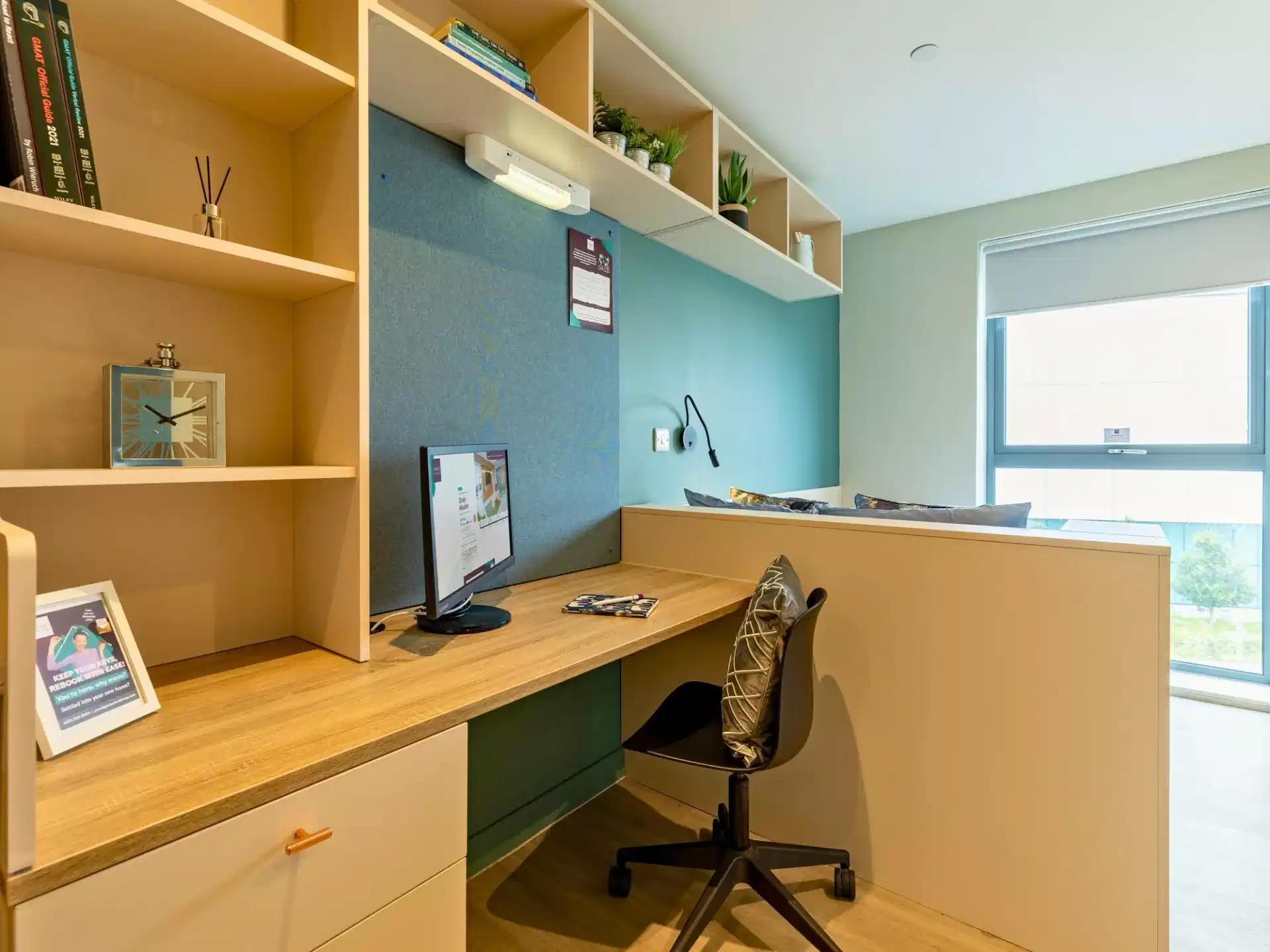 Exterior?w=400&h=260&fit=crop&q=40&auto=format&trim=auto