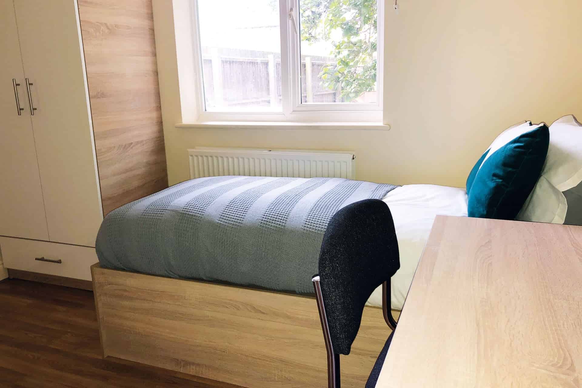 Exterior?w=400&h=260&fit=crop&q=40&auto=format&trim=auto