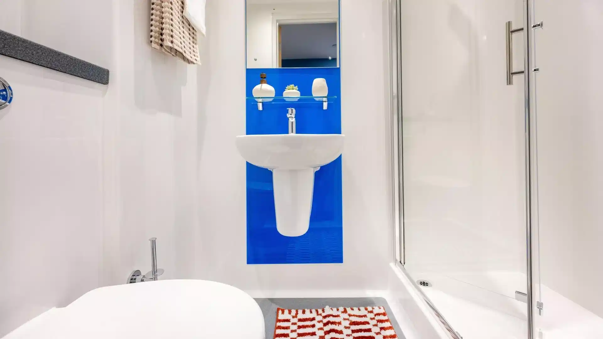 Amenities?w=400&h=260&fit=crop&q=40&auto=format&trim=auto