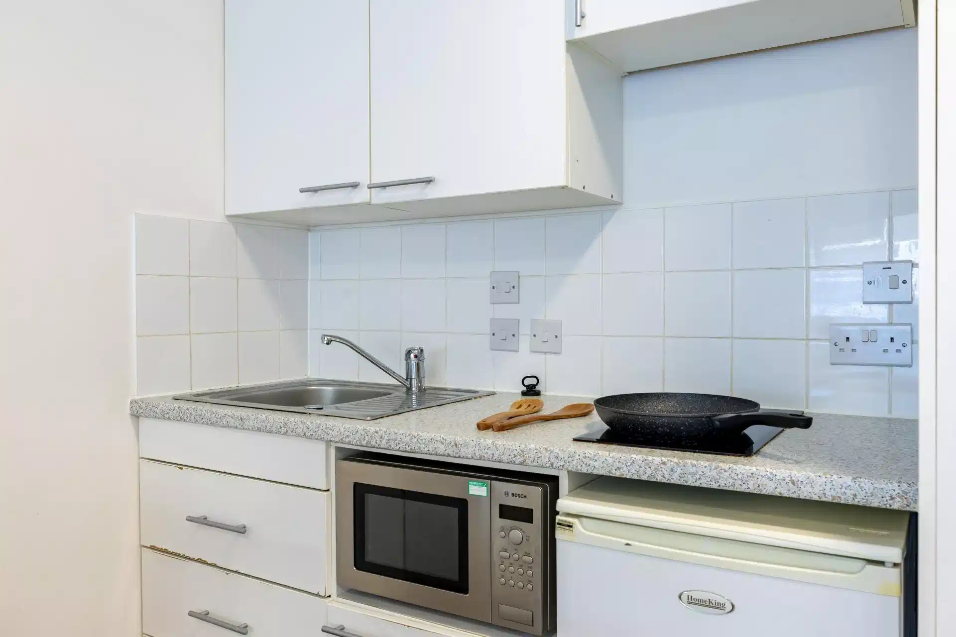 Common Area?w=400&h=260&fit=crop&q=40&auto=format&trim=auto