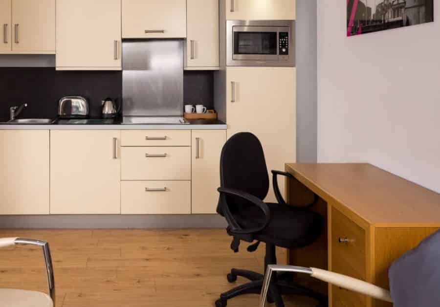 Exterior?w=400&h=260&fit=crop&q=40&auto=format&trim=auto