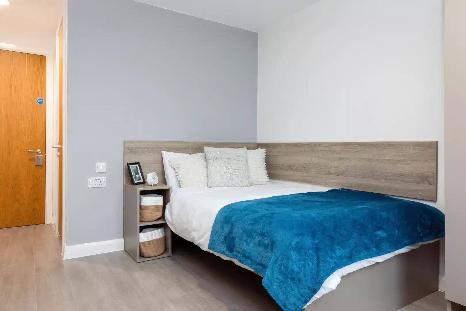 Common Area?w=400&h=260&fit=crop&q=40&auto=format&trim=auto