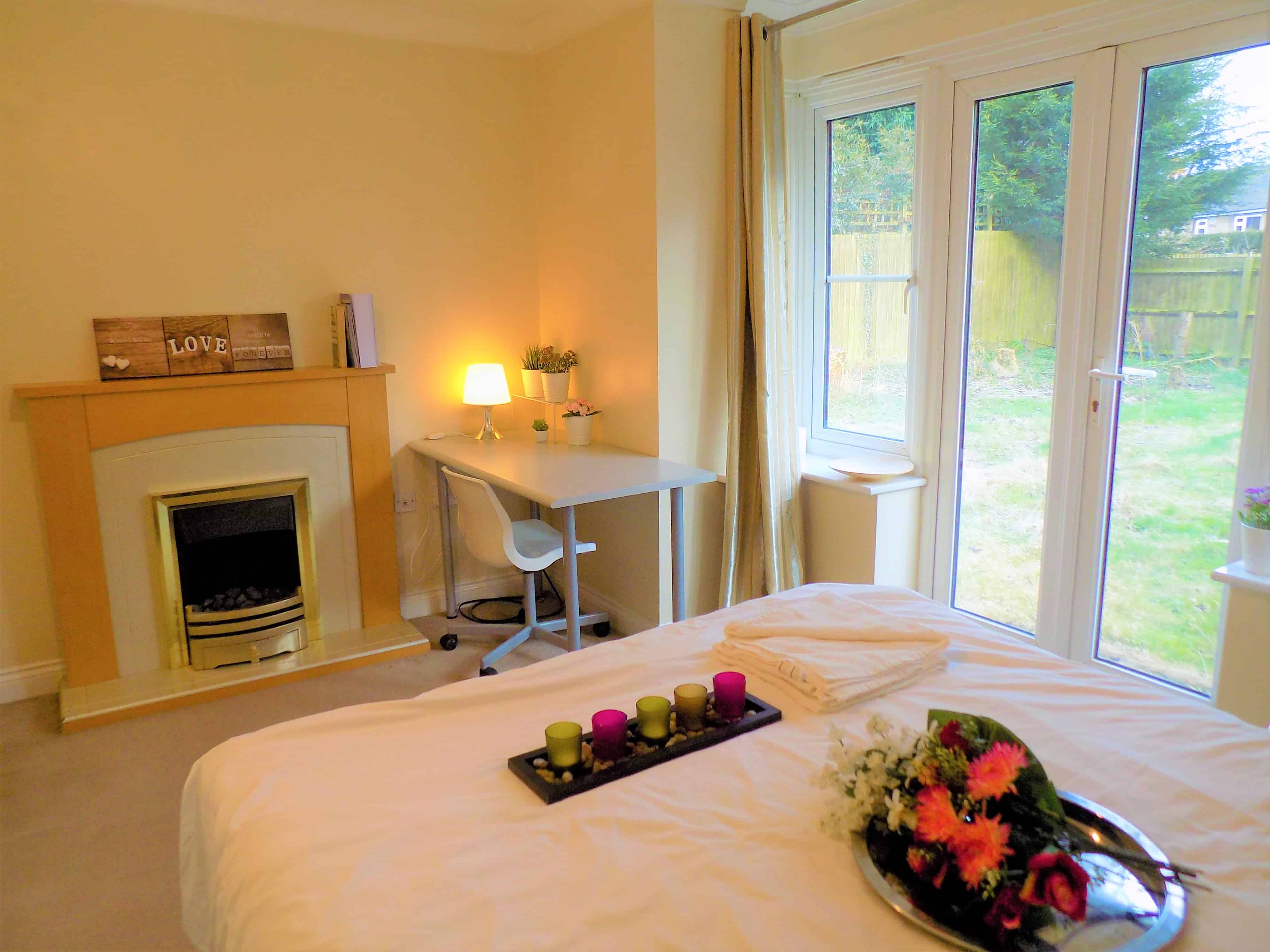 Bedroom?w=400&h=260&fit=crop&q=40&auto=format&trim=auto