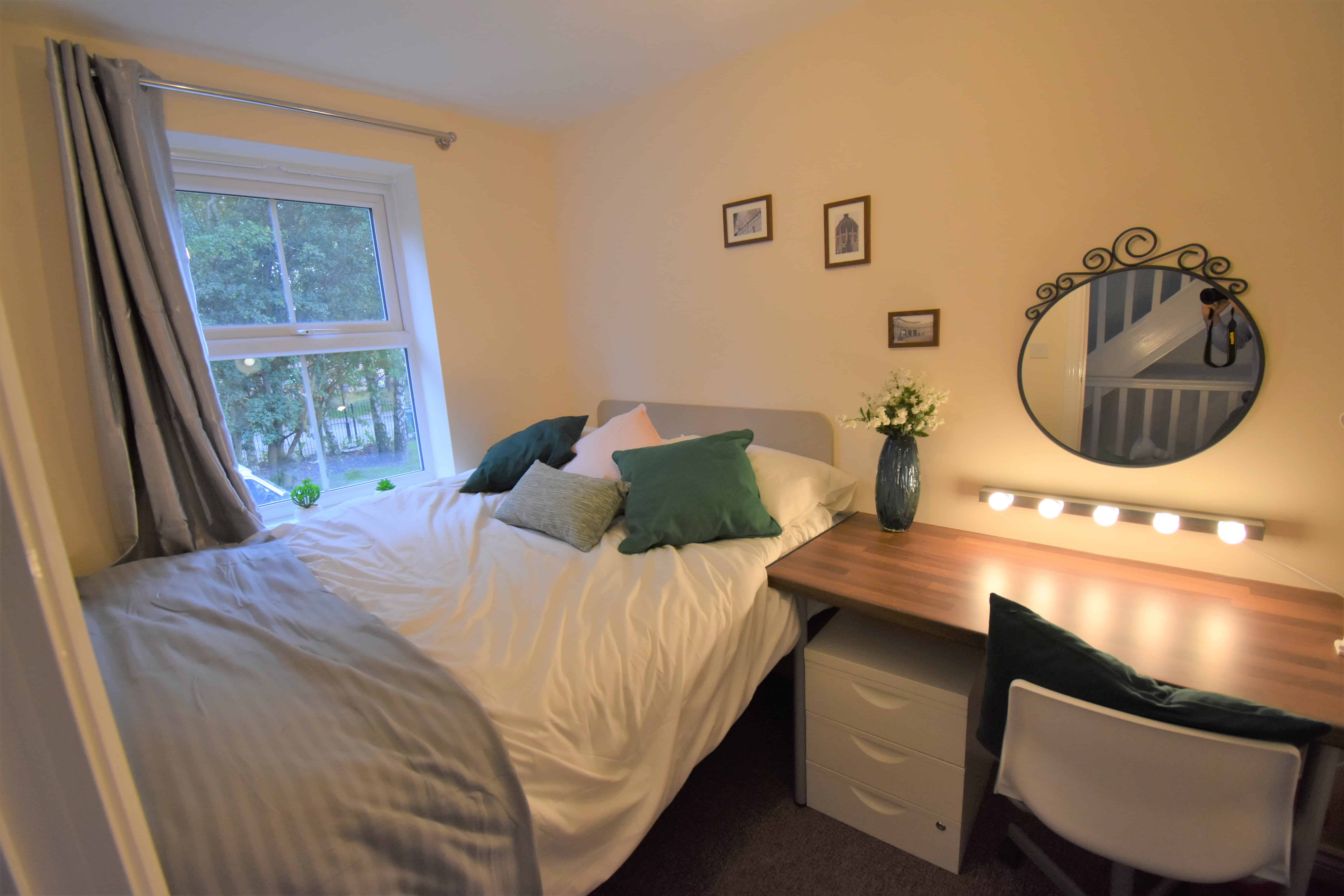 Bathroom?w=400&h=260&fit=crop&q=40&auto=format&trim=auto