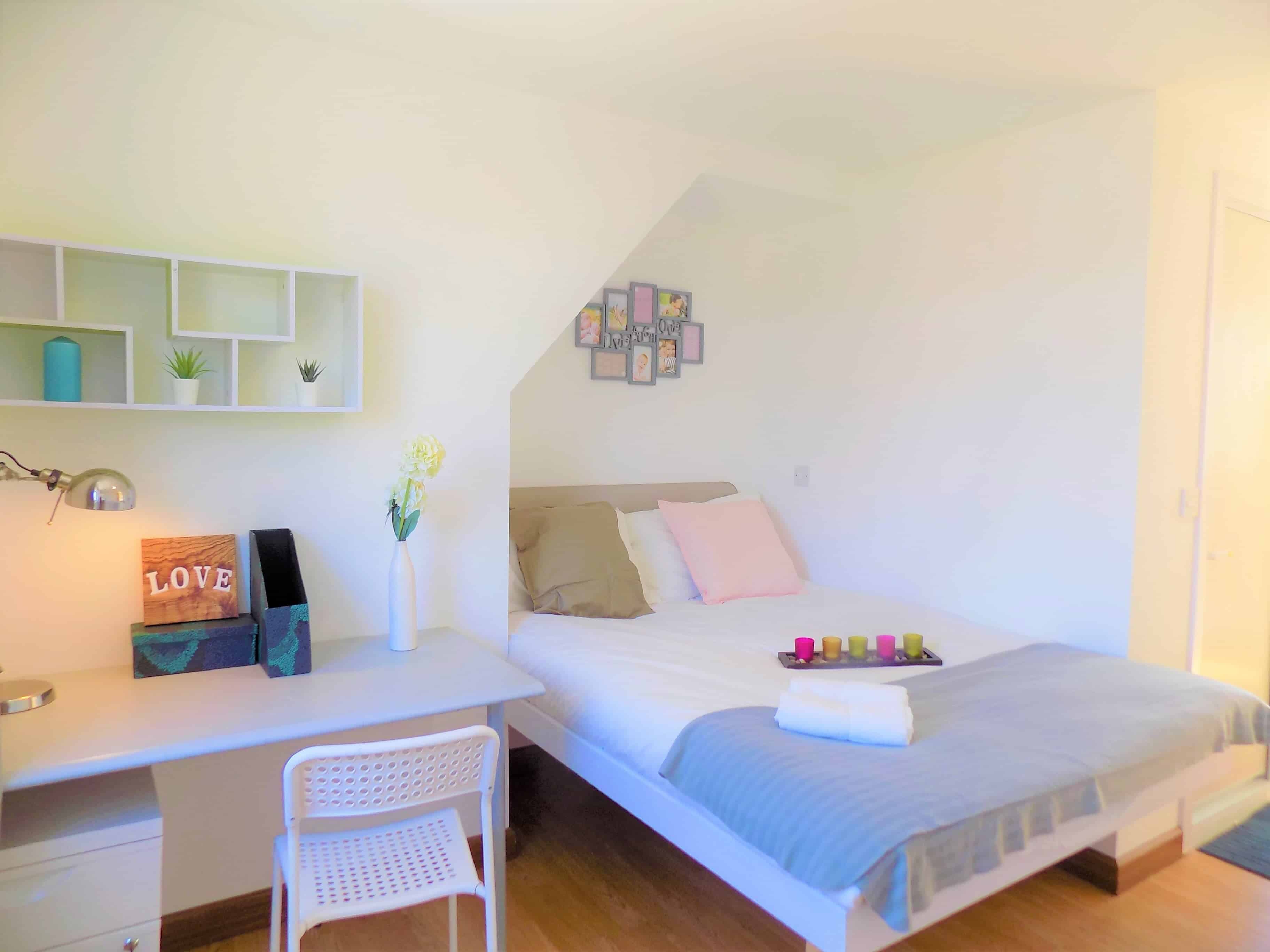 Bedroom?w=400&h=260&fit=crop&q=40&auto=format&trim=auto