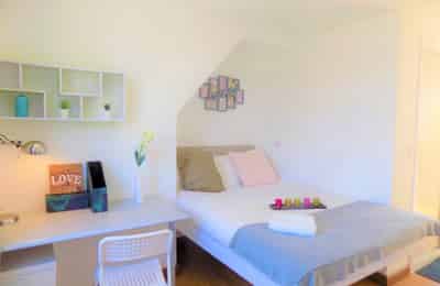 Bedroom?w=400&h=260&fit=crop&q=40&auto=format&trim=auto