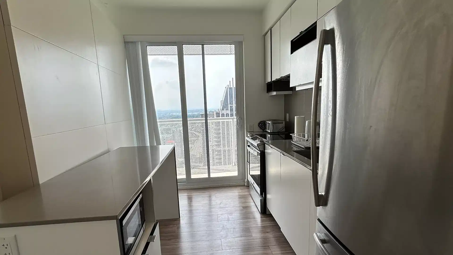 Exterior?w=400&h=260&fit=crop&q=40&auto=format&trim=auto