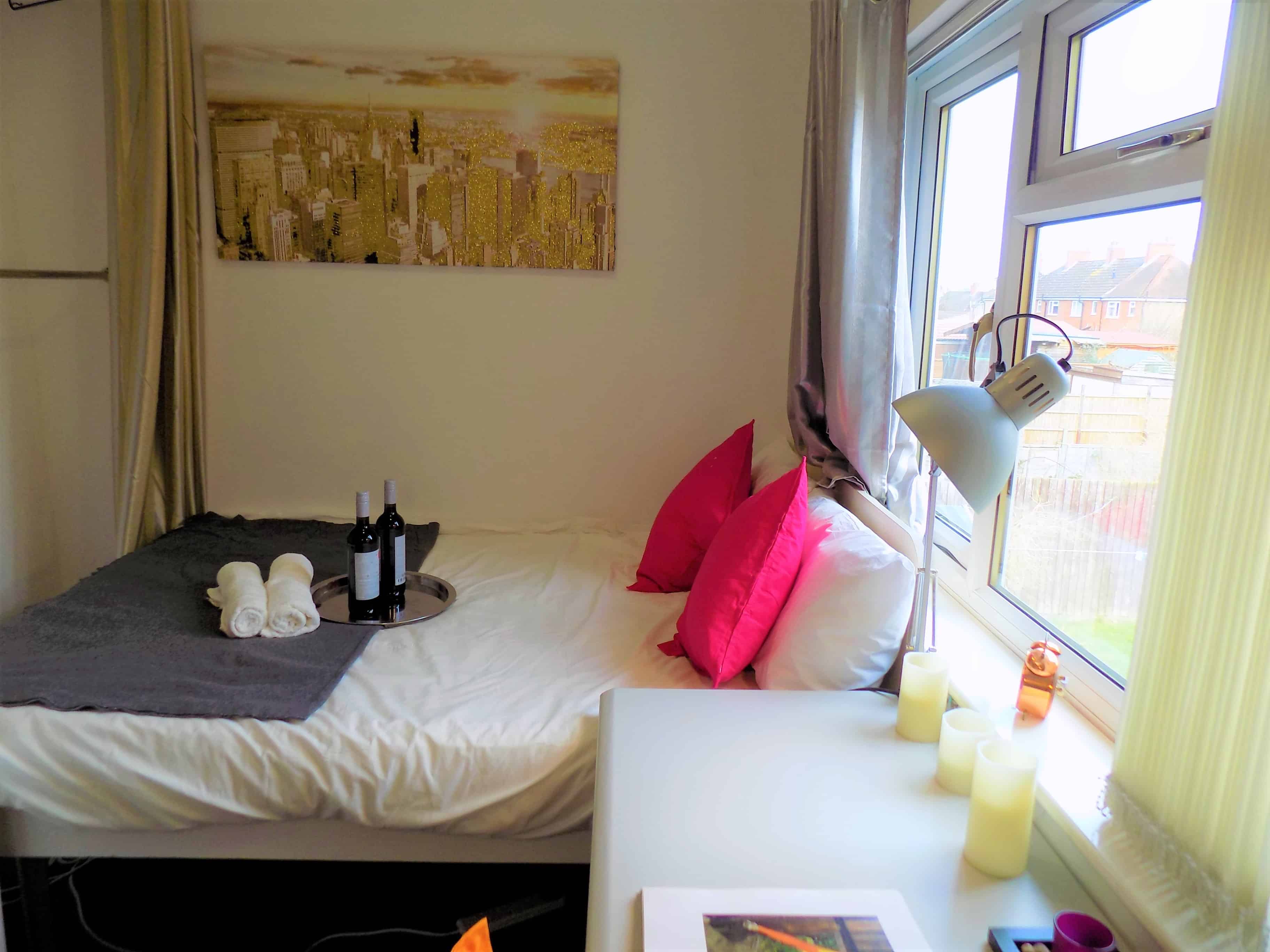 Bedroom?w=400&h=260&fit=crop&q=40&auto=format&trim=auto