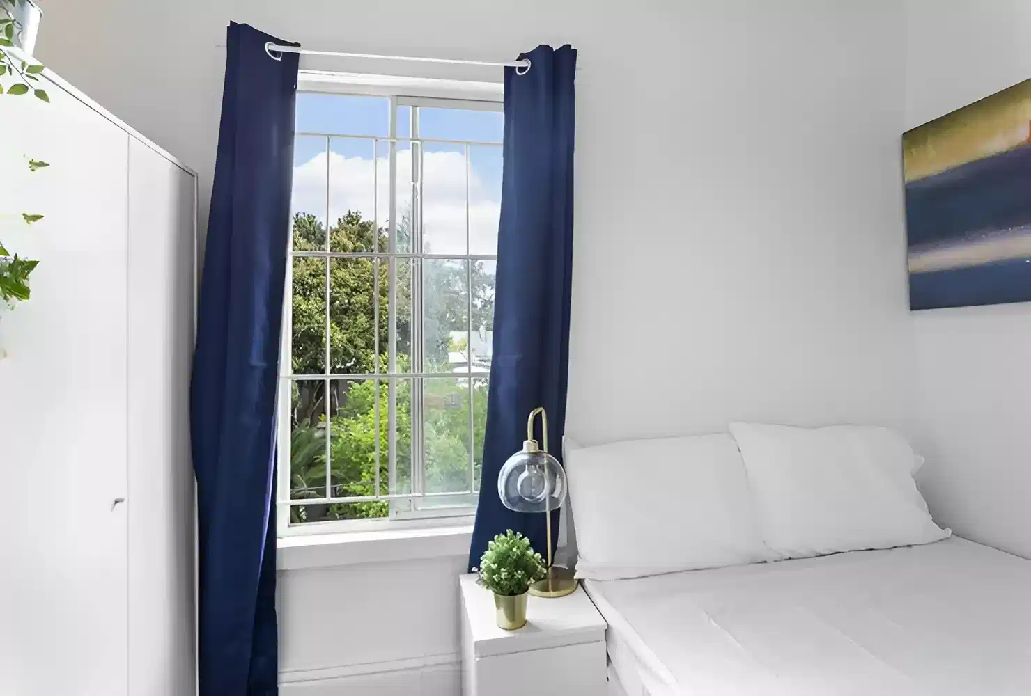 Exterior?w=400&h=260&fit=crop&q=40&auto=format&trim=auto