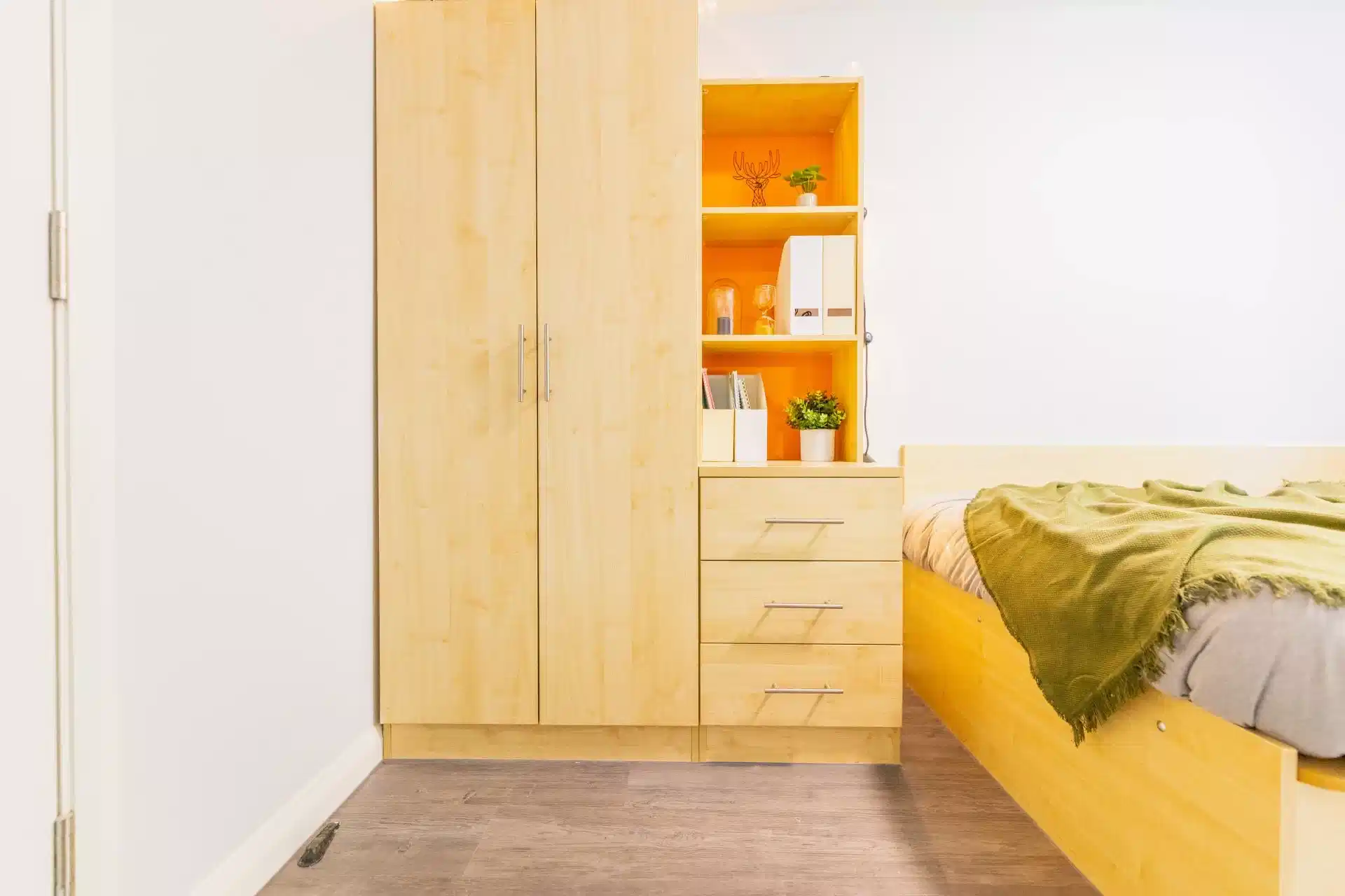 Exterior?w=400&h=260&fit=crop&q=40&auto=format&trim=auto