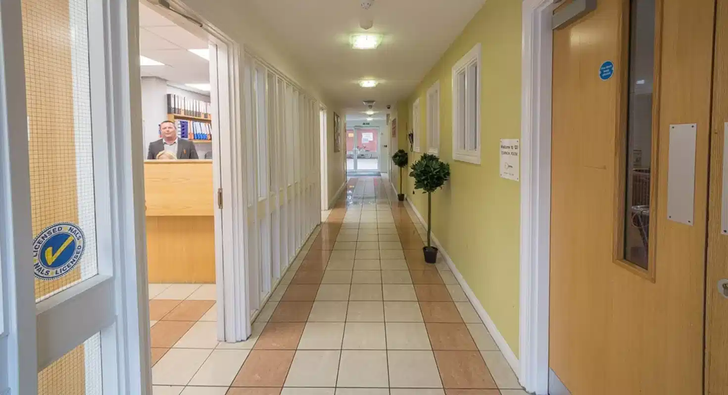 Exterior?w=400&h=260&fit=crop&q=40&auto=format&trim=auto