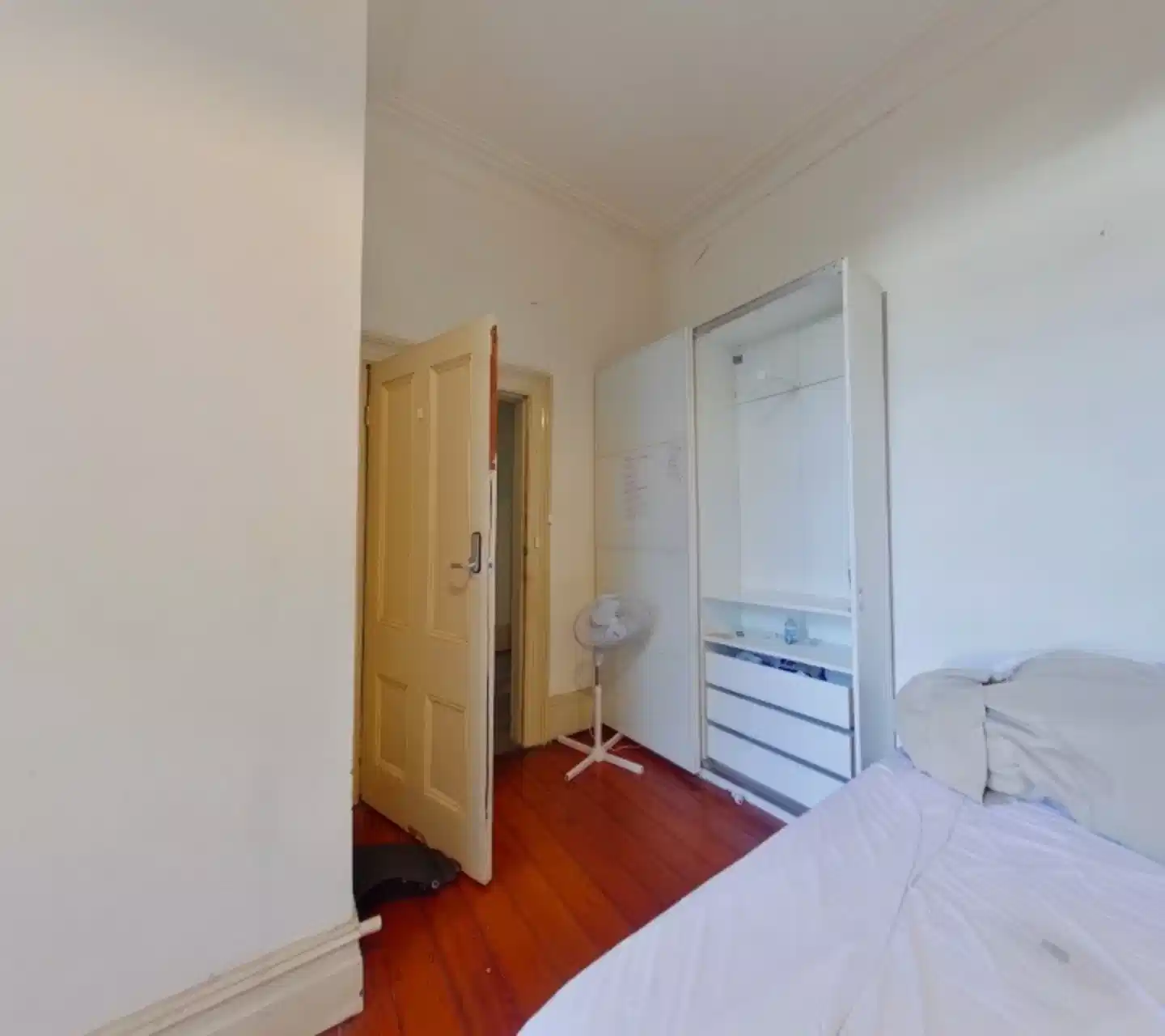 Exterior?w=400&h=260&fit=crop&q=40&auto=format&trim=auto