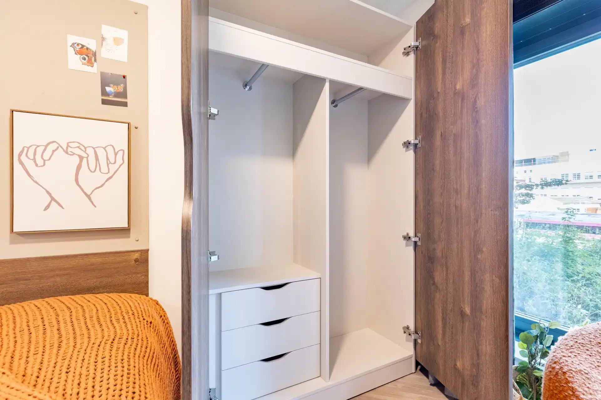 Common Area?w=400&h=260&fit=crop&q=40&auto=format&trim=auto