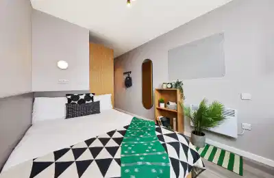 Common Area?w=400&h=260&fit=crop&q=40&auto=format&trim=auto