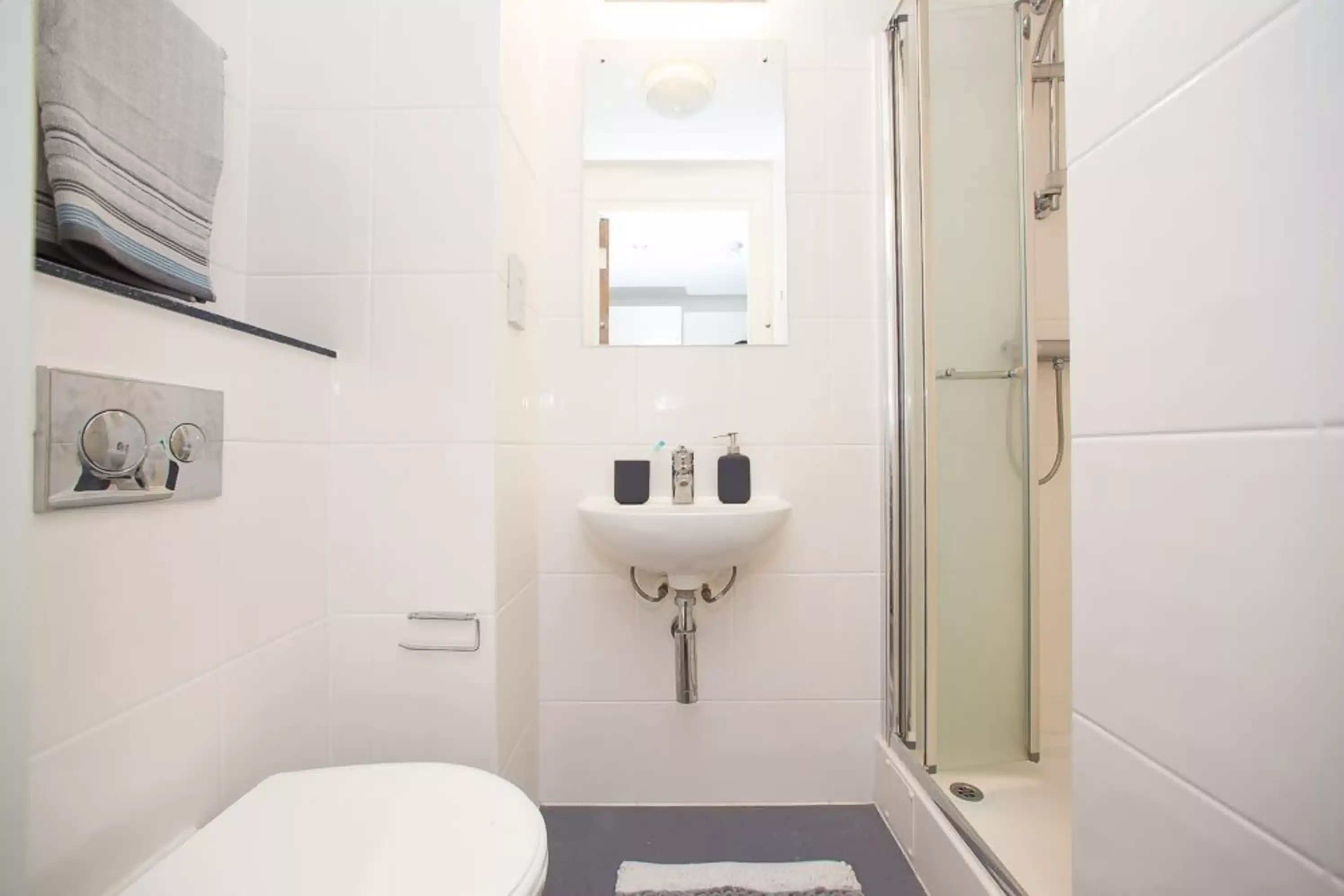 Exterior?w=400&h=260&fit=crop&q=40&auto=format&trim=auto