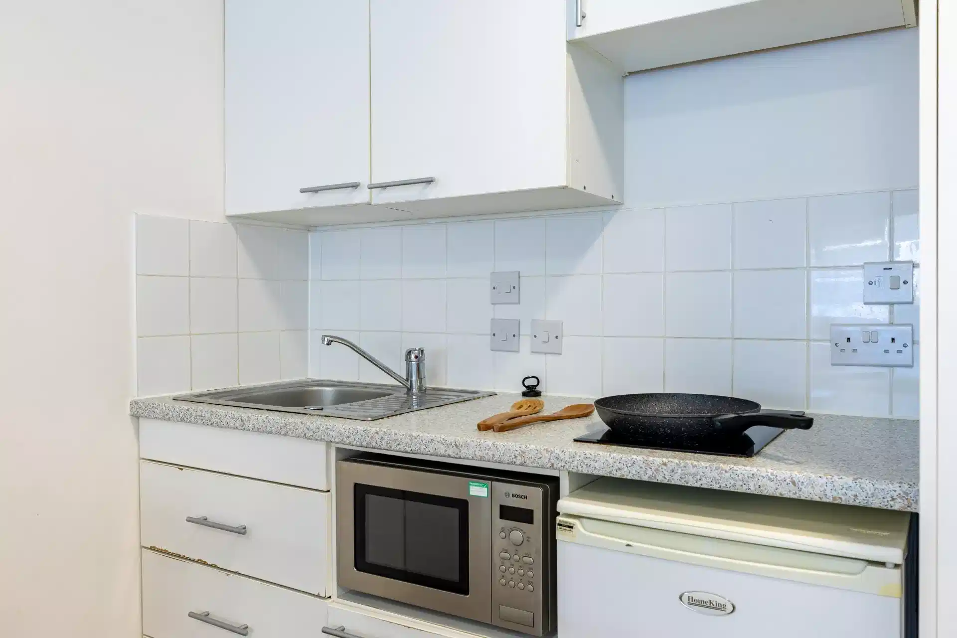 Common Area?w=400&h=260&fit=crop&q=40&auto=format&trim=auto