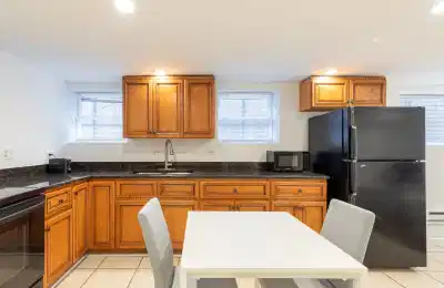 Kitchen?w=400&h=260&fit=crop&q=40&auto=format&trim=auto
