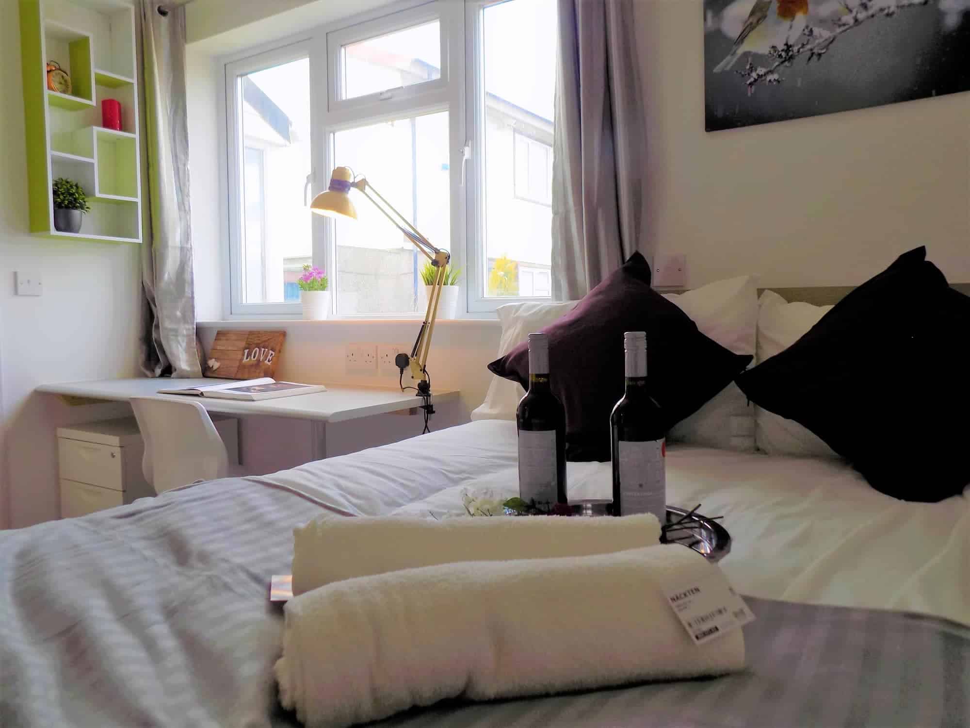 Bathroom?w=400&h=260&fit=crop&q=40&auto=format&trim=auto