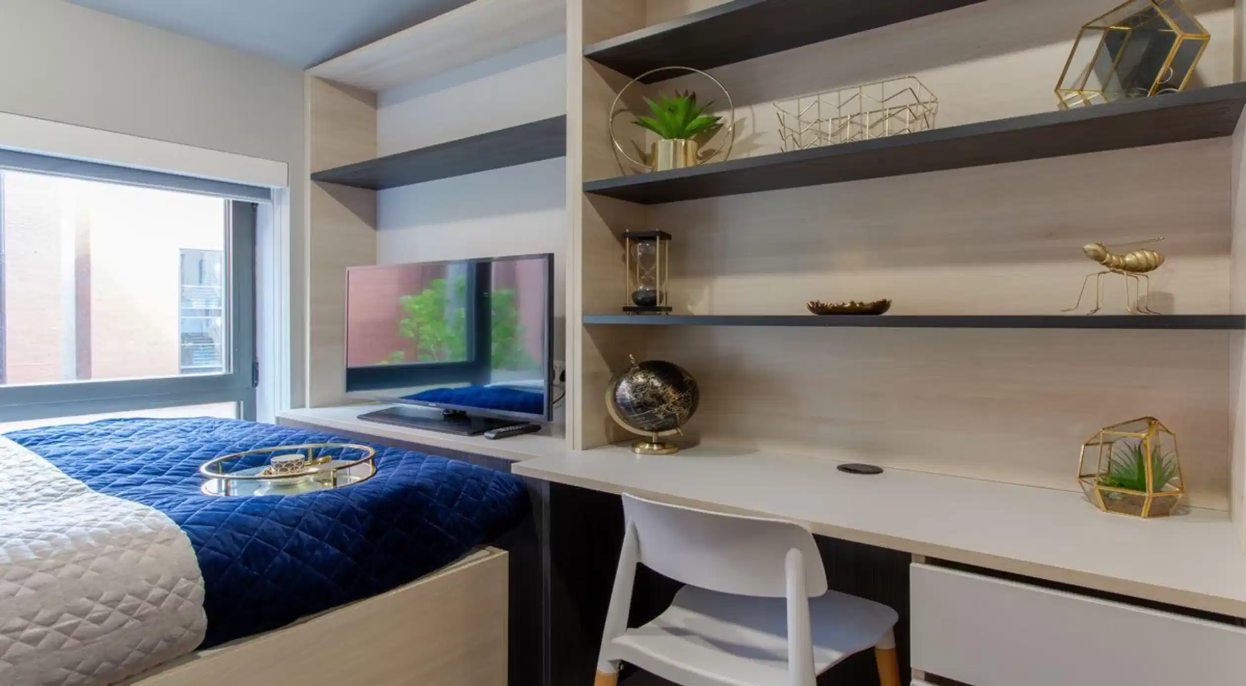 Exterior?w=400&h=260&fit=crop&q=40&auto=format&trim=auto