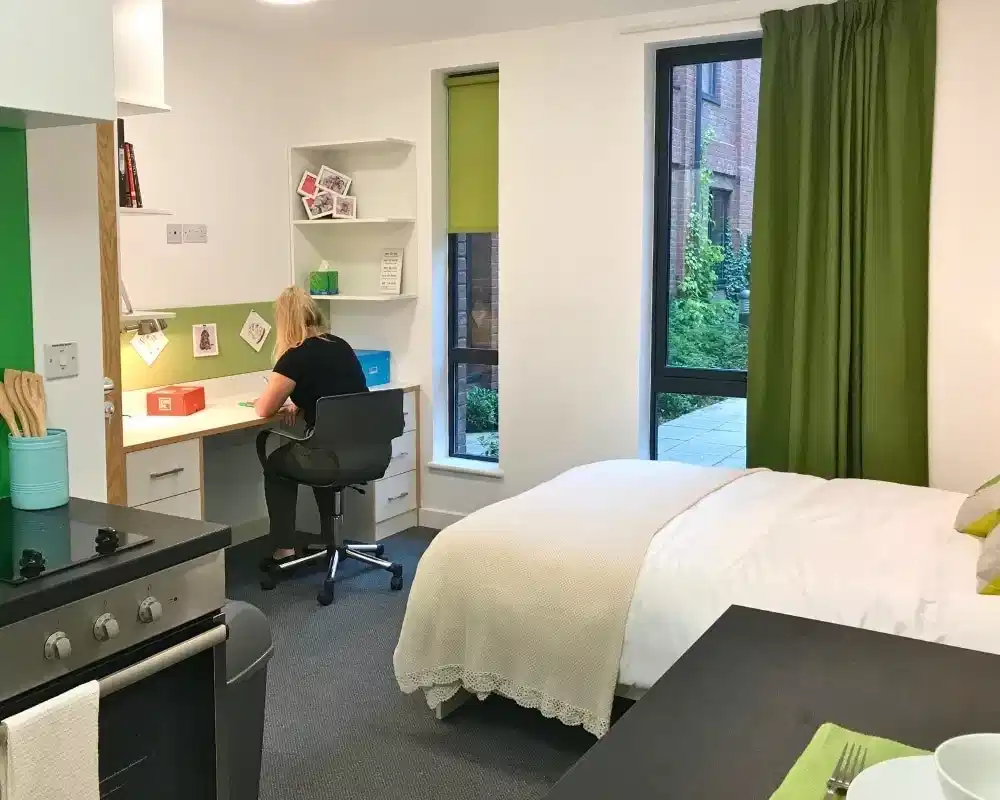 Exterior?w=400&h=260&fit=crop&q=40&auto=format&trim=auto