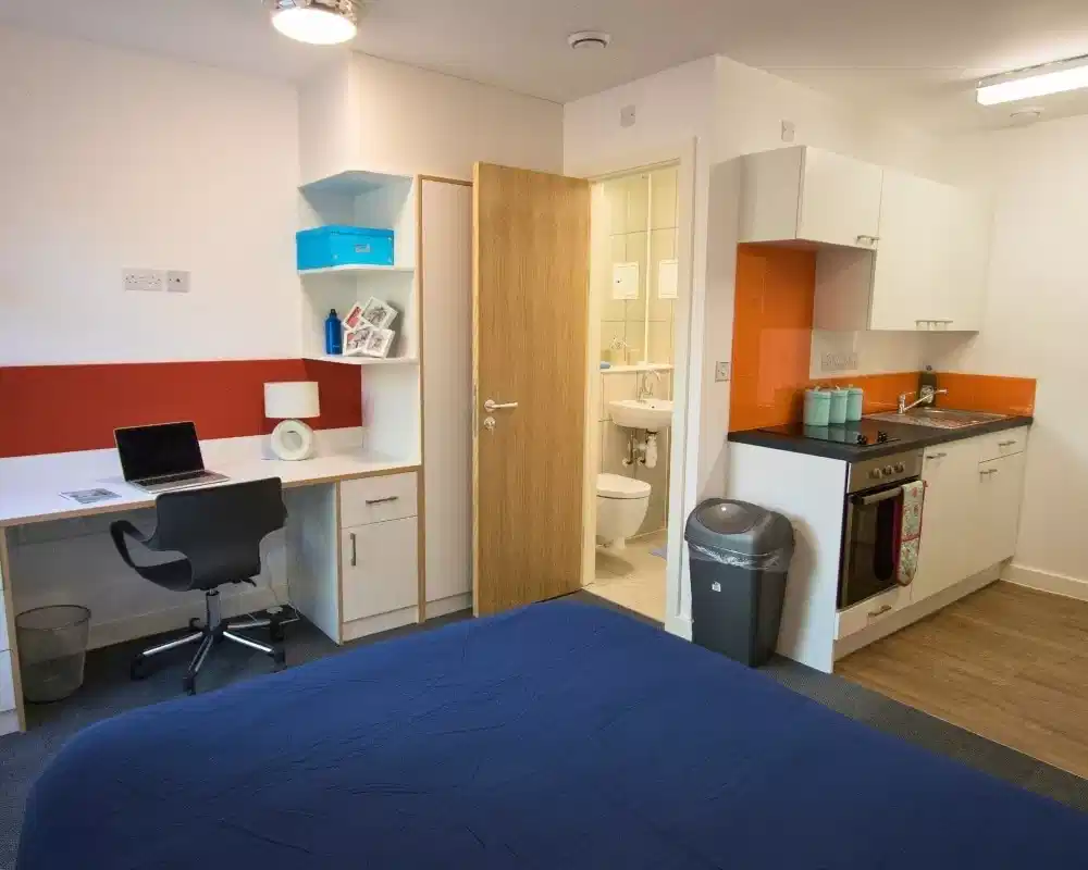 Exterior?w=400&h=260&fit=crop&q=40&auto=format&trim=auto