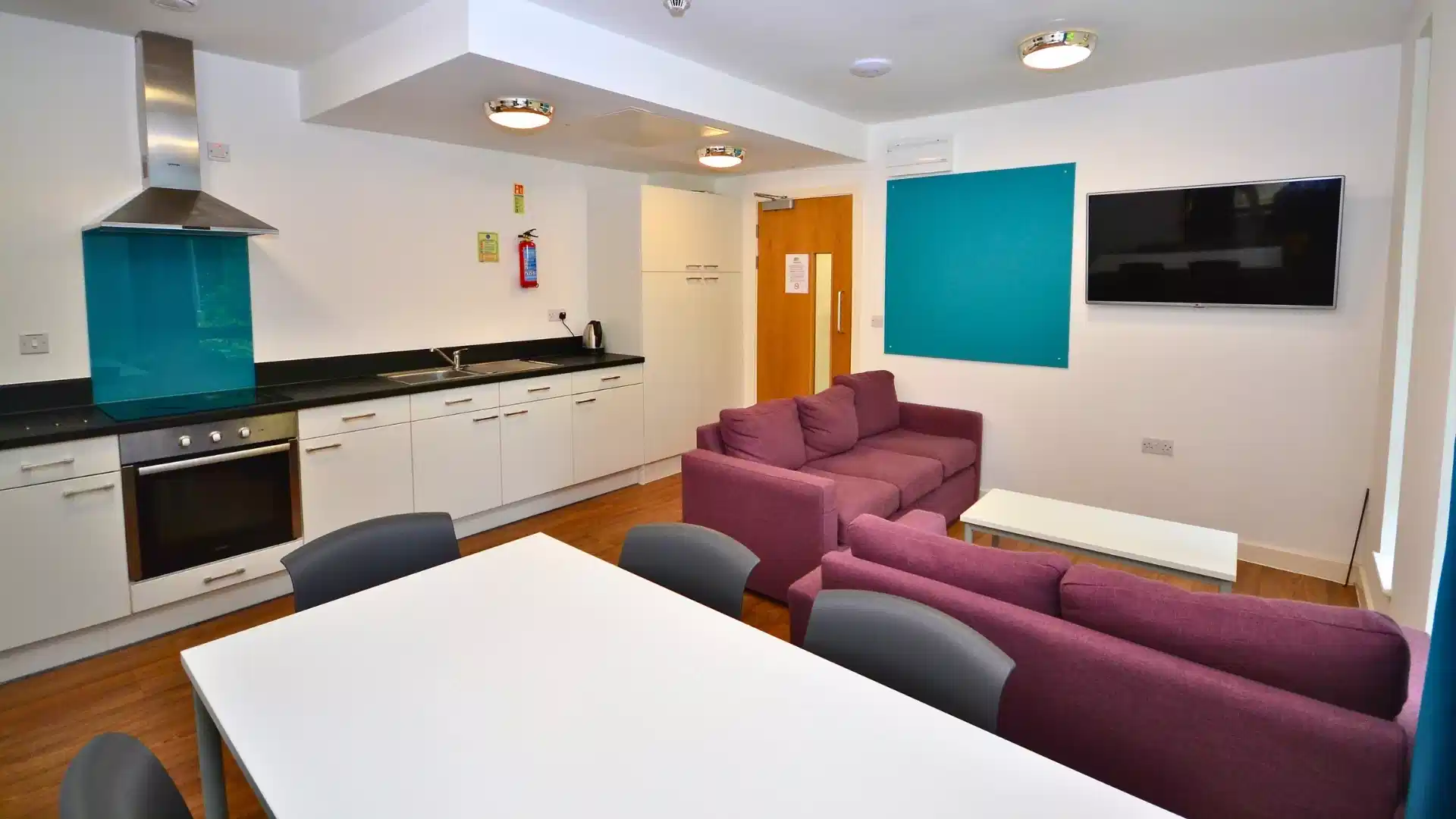 Common Area?w=400&h=260&fit=crop&q=40&auto=format&trim=auto