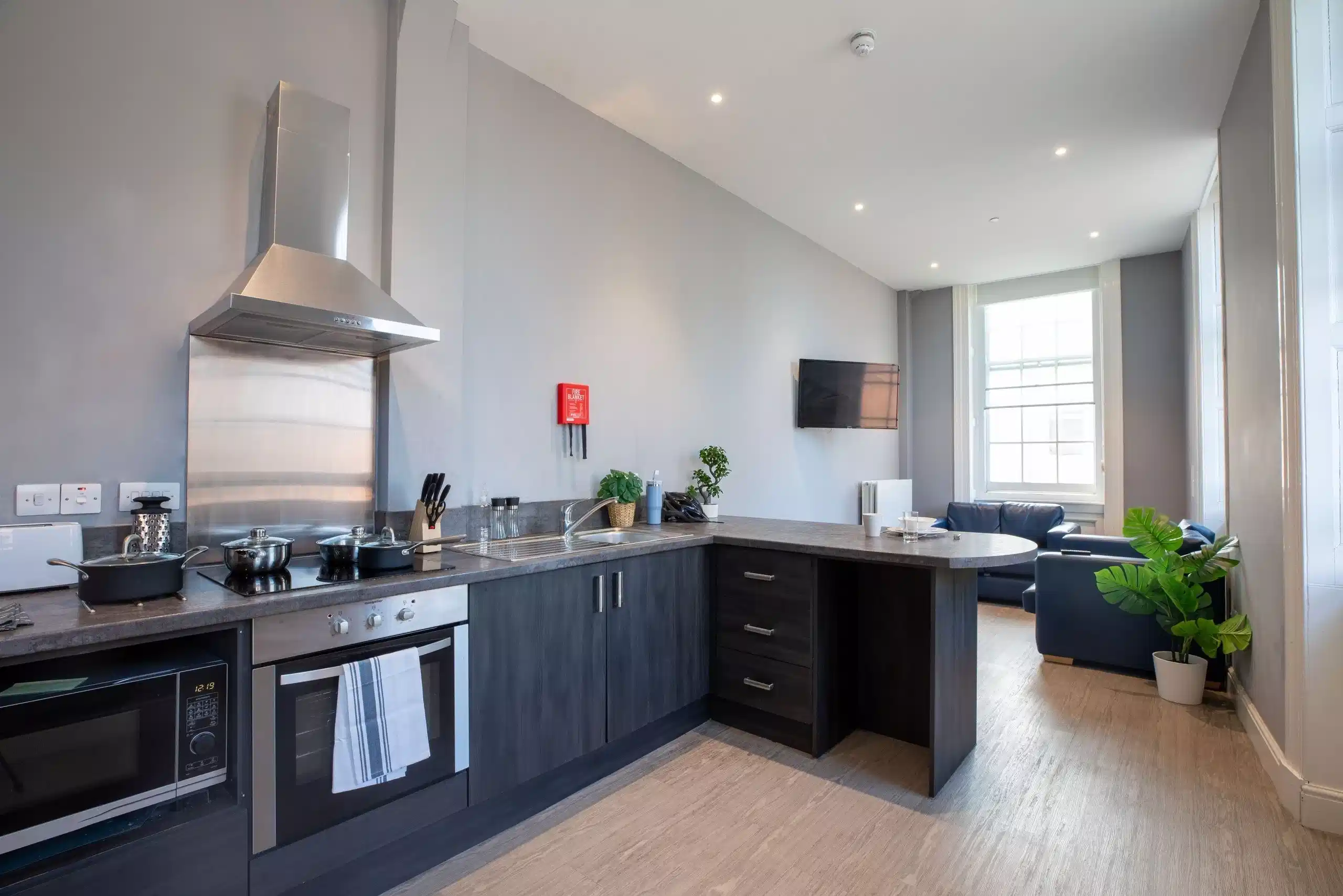 Exterior?w=400&h=260&fit=crop&q=40&auto=format&trim=auto