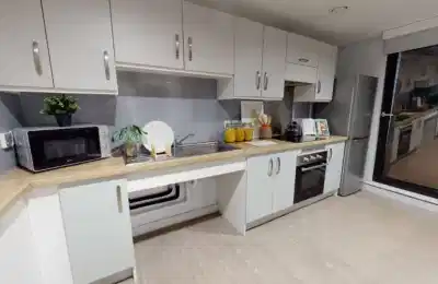 Common Area?w=400&h=260&fit=crop&q=40&auto=format&trim=auto