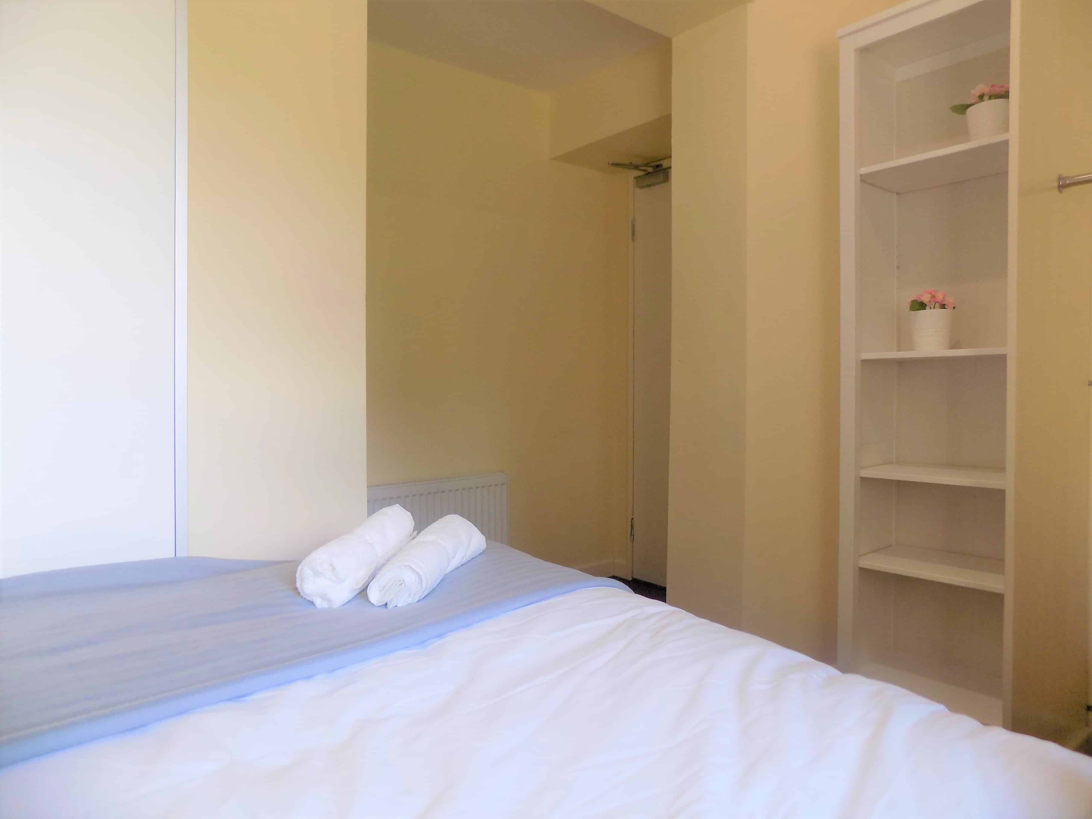 Kitchen?w=400&h=260&fit=crop&q=40&auto=format&trim=auto