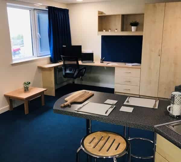 Common Area?w=400&h=260&fit=crop&q=40&auto=format&trim=auto