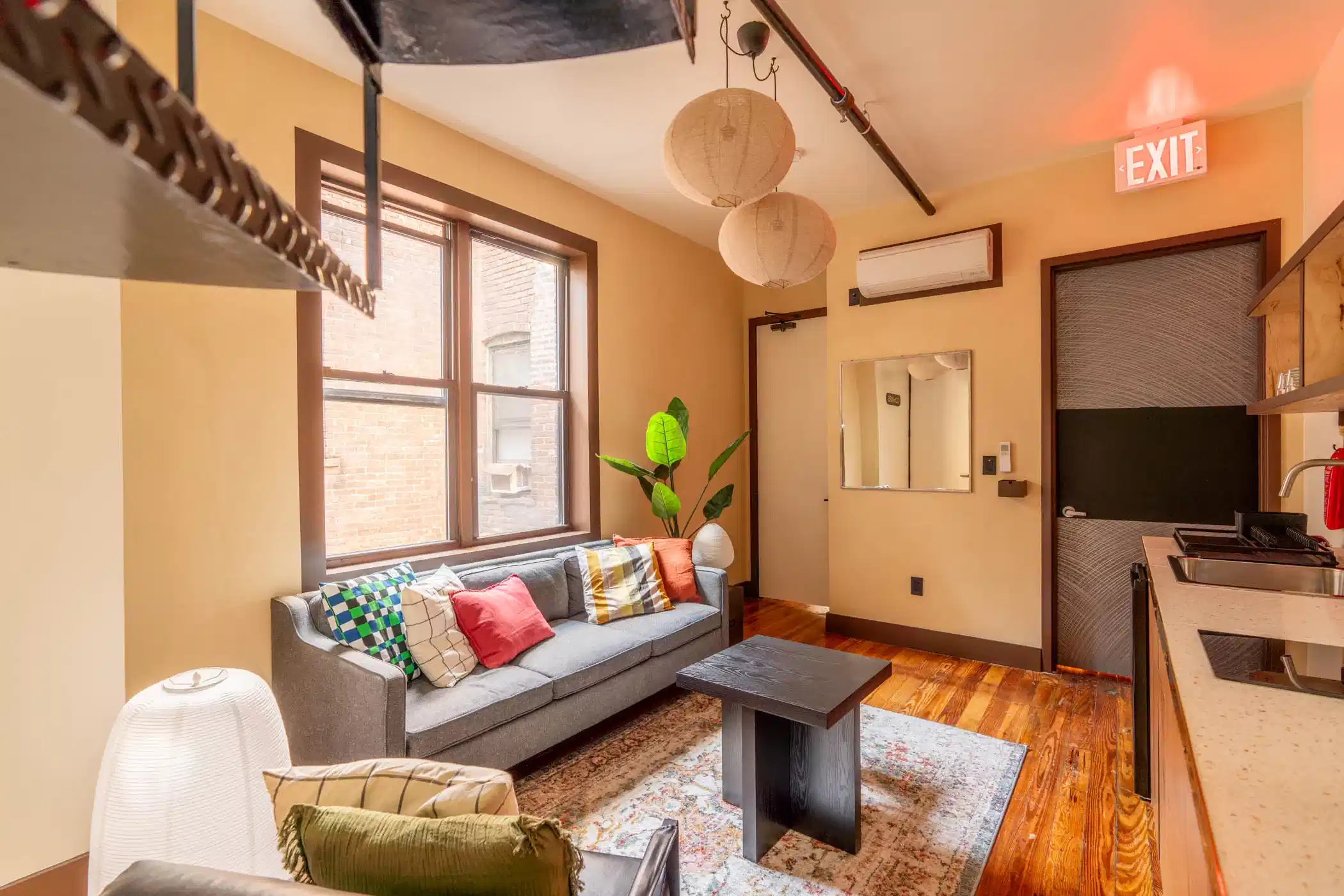 Amenities?w=400&h=260&fit=crop&q=40&auto=format&trim=auto