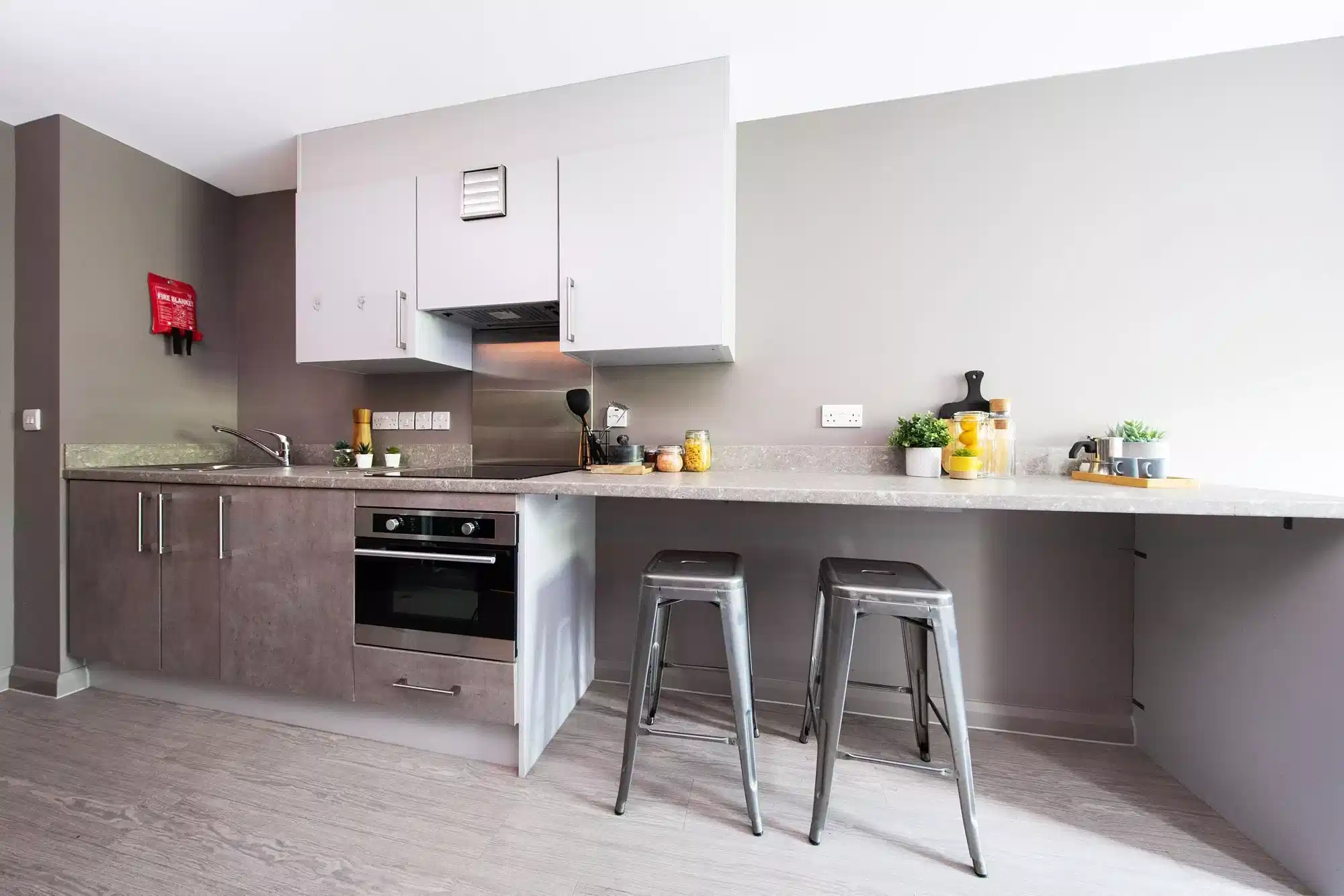 Exterior?w=400&h=260&fit=crop&q=40&auto=format&trim=auto