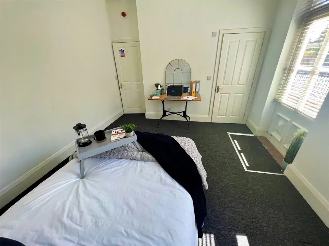 Bedroom?w=400&h=260&fit=crop&q=40&auto=format&trim=auto