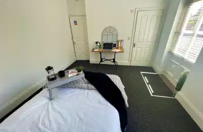 Bedroom?w=400&h=260&fit=crop&q=40&auto=format&trim=auto