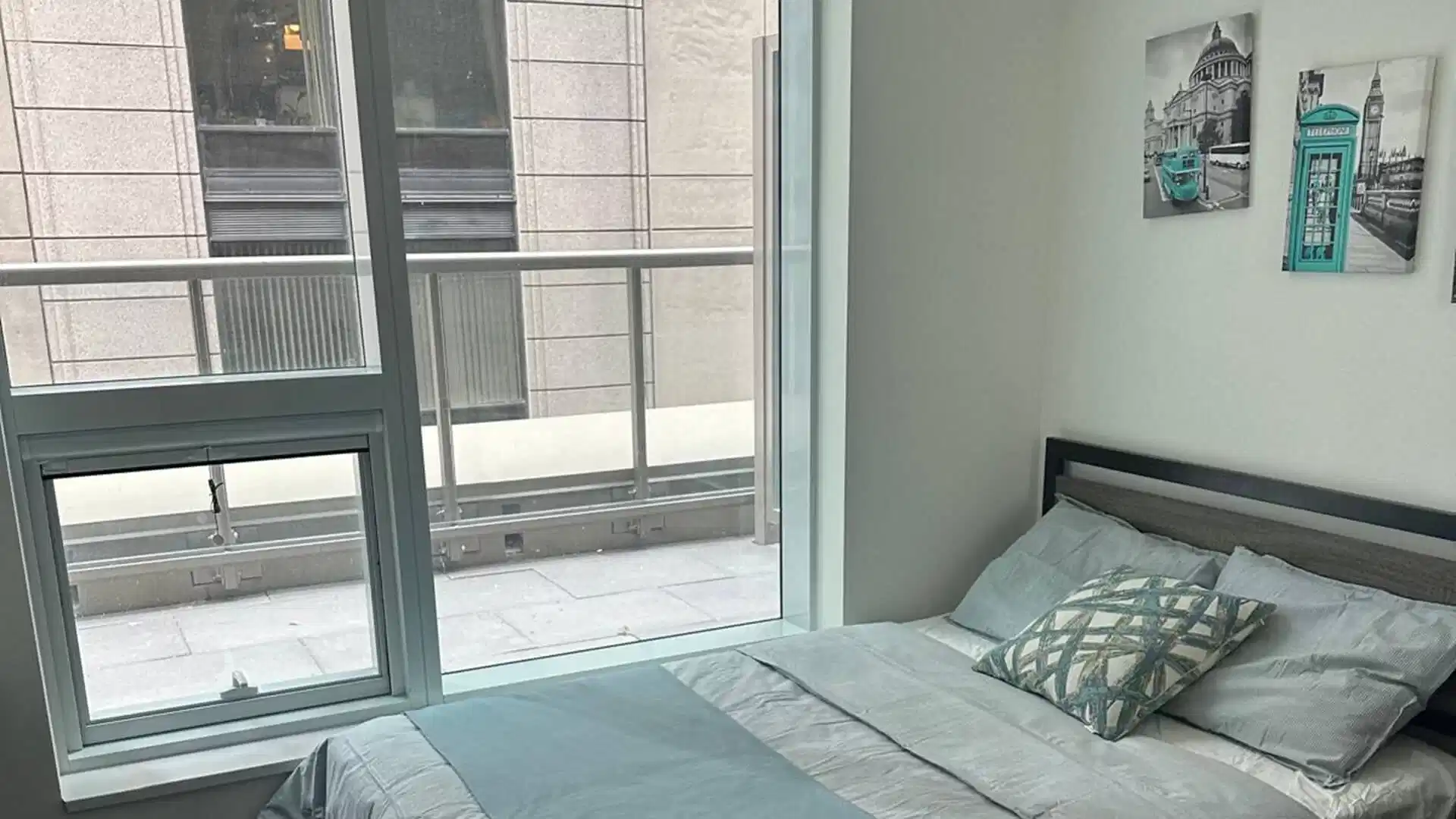 Exterior?w=400&h=260&fit=crop&q=40&auto=format&trim=auto