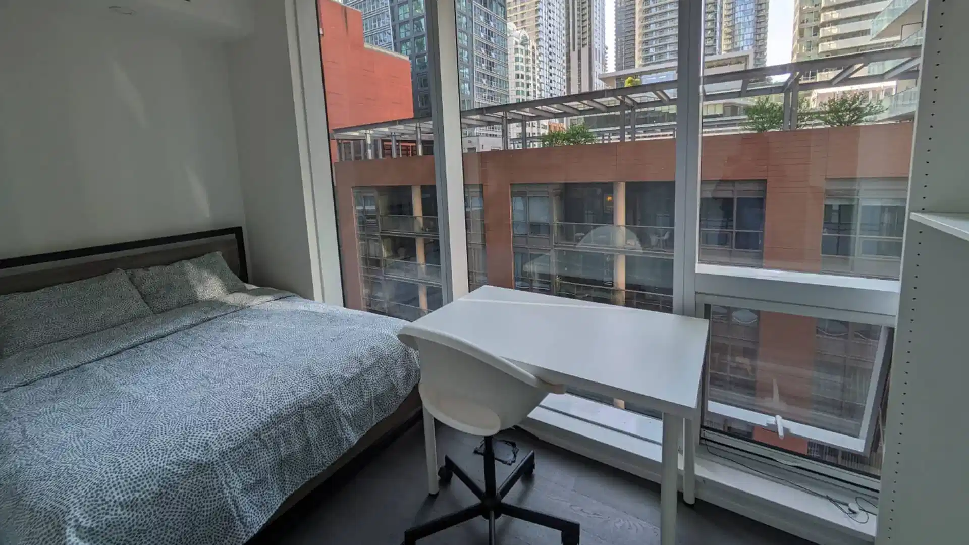 Exterior?w=400&h=260&fit=crop&q=40&auto=format&trim=auto