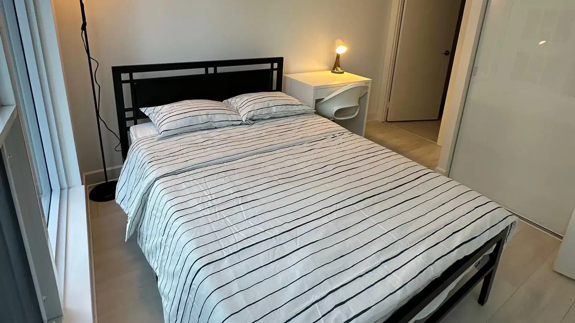 Exterior?w=400&h=260&fit=crop&q=40&auto=format&trim=auto