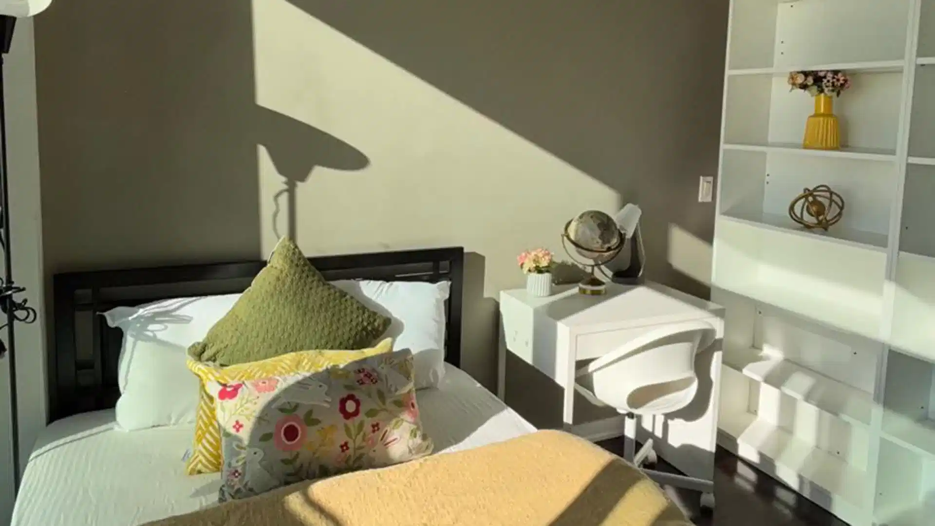 Amenities?w=400&h=260&fit=crop&q=40&auto=format&trim=auto