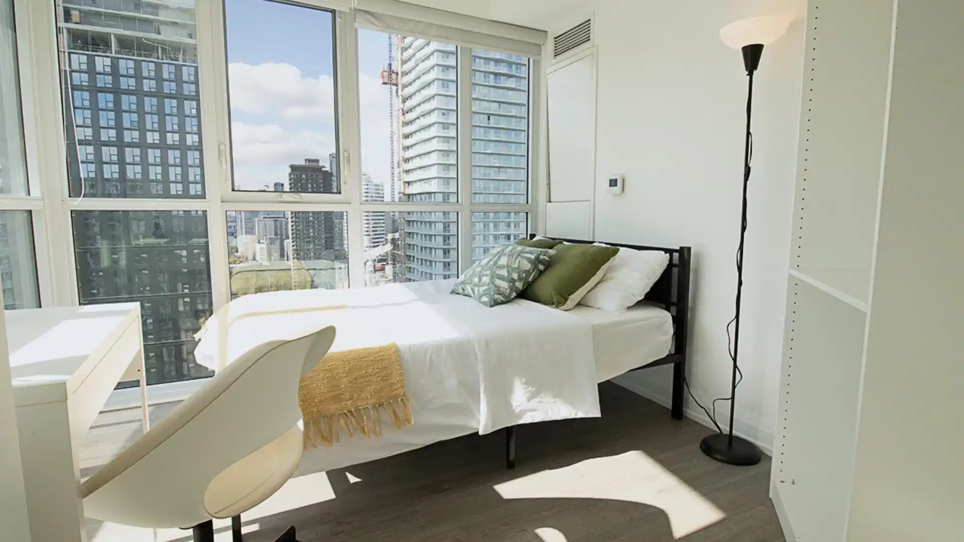 Common Area?w=400&h=260&fit=crop&q=40&auto=format&trim=auto