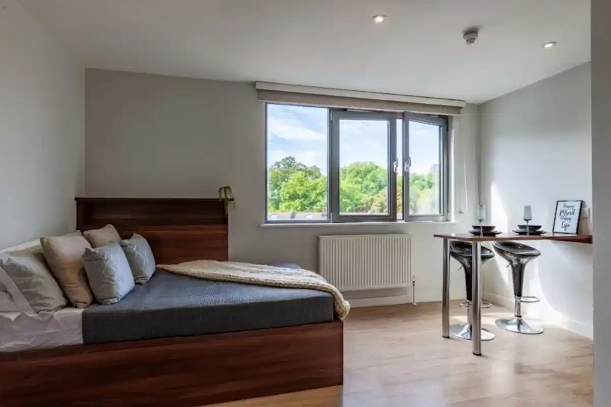 Exterior?w=400&h=260&fit=crop&q=40&auto=format&trim=auto