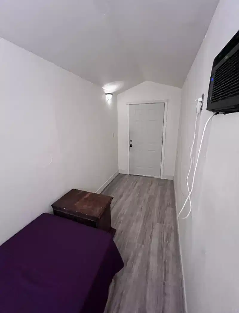 Bathroom?w=400&h=260&fit=crop&q=40&auto=format&trim=auto