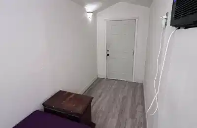 Bathroom?w=400&h=260&fit=crop&q=40&auto=format&trim=auto