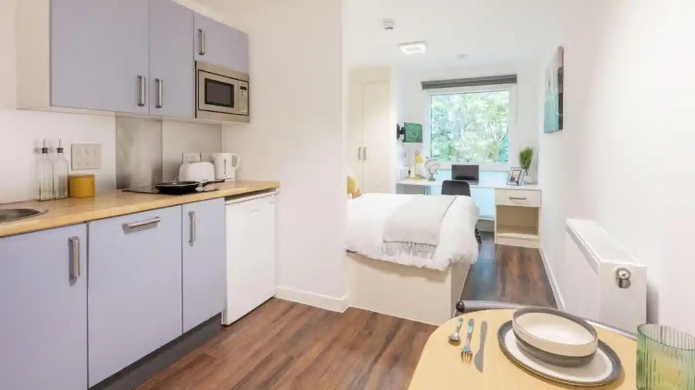 Common Area?w=400&h=260&fit=crop&q=40&auto=format&trim=auto