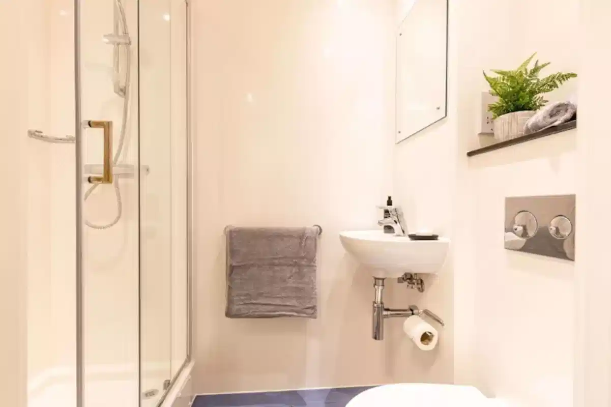 Common Area?w=400&h=260&fit=crop&q=40&auto=format&trim=auto