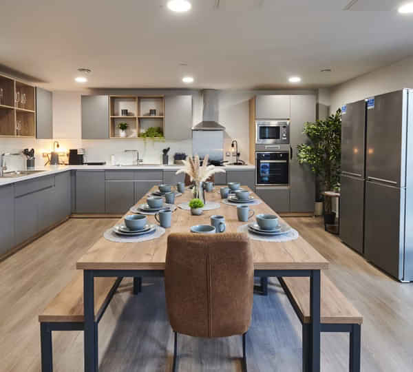 Common Area?w=400&h=260&fit=crop&q=40&auto=format&trim=auto