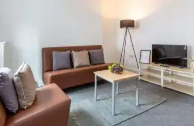 Common Area?w=400&h=260&fit=crop&q=40&auto=format&trim=auto