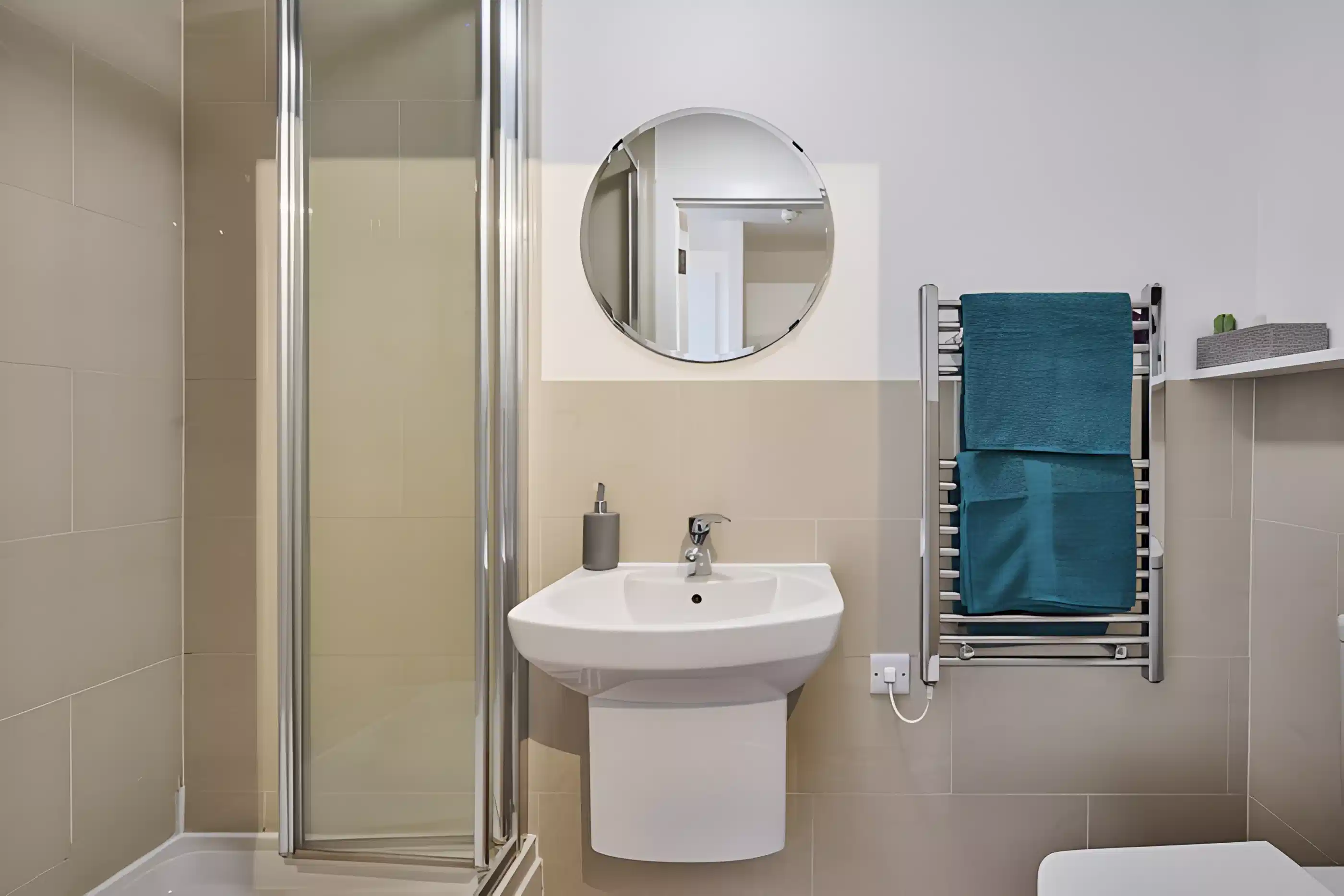 Common Area?w=400&h=260&fit=crop&q=40&auto=format&trim=auto