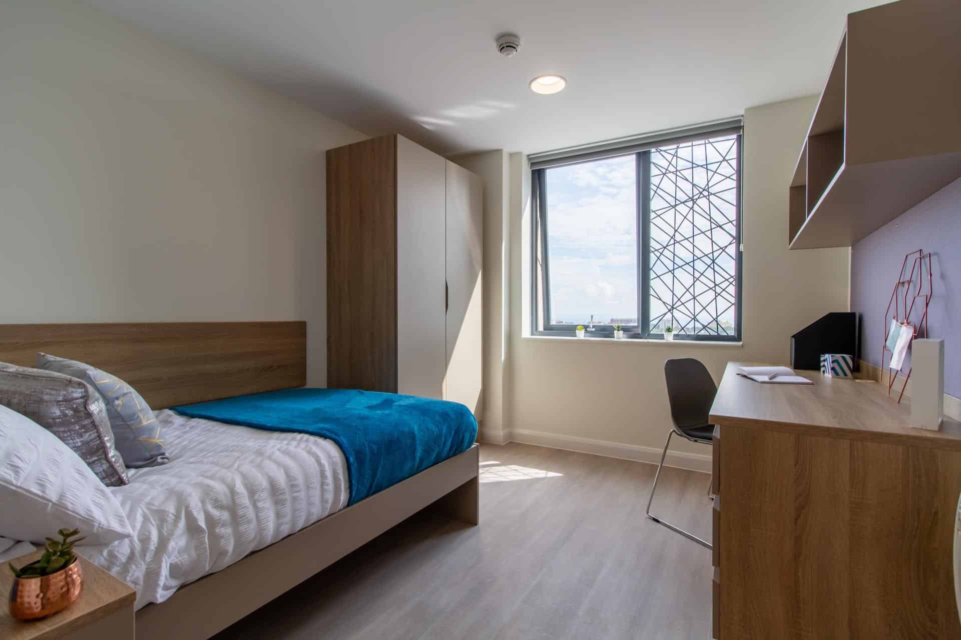 Exterior?w=400&h=260&fit=crop&q=40&auto=format&trim=auto