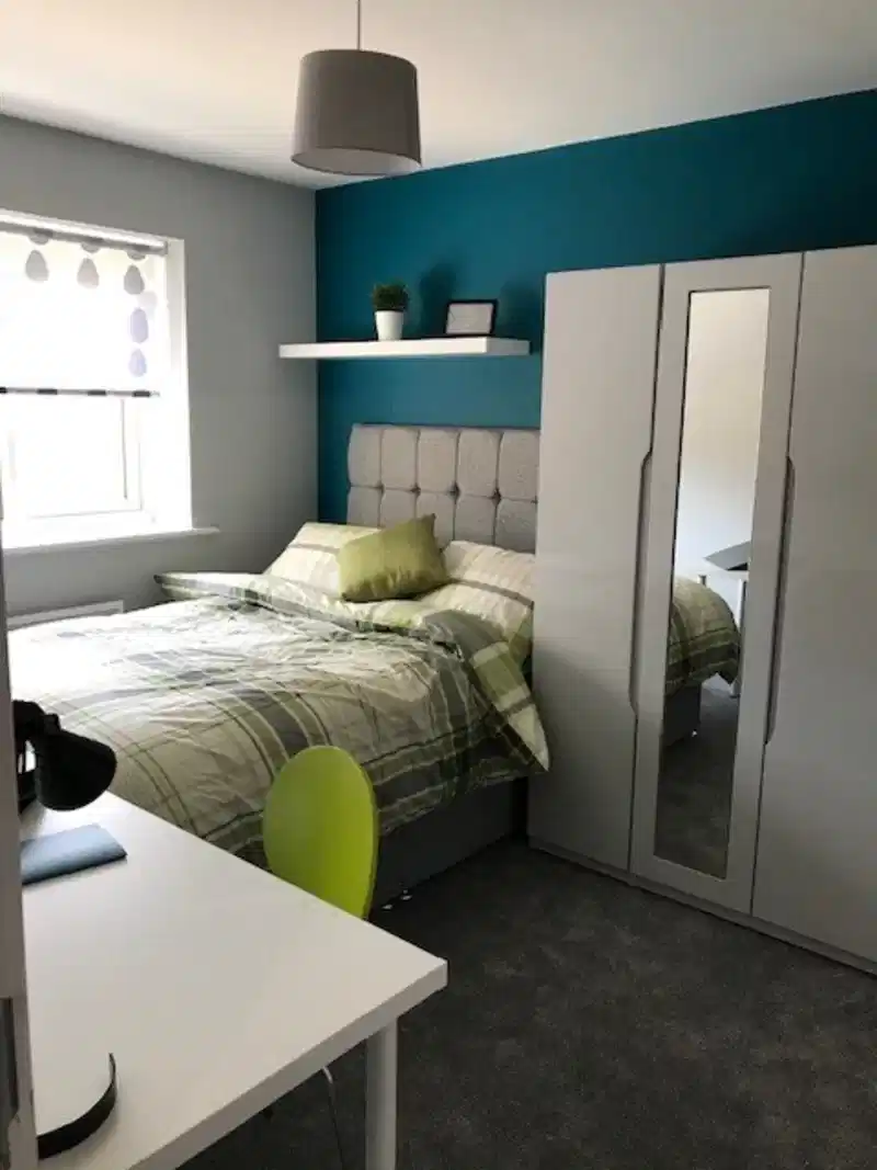 Exterior?w=400&h=260&fit=crop&q=40&auto=format&trim=auto